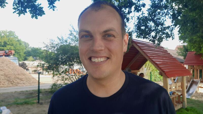 Michael Höft ließ sich zum Dorfmoderator ausbilden und hat den Spielplatz mit überdachter Sitzgelegenheit für 89.000 Euro mit realisiert.