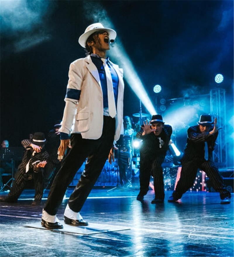 Hommage an Michael Jackson: Tribute-Konzert für den „King of Pop“ Michael-Jackson-Imitator Wendel Gama tanzt in der Tribute-Show „One Night of MJ“.