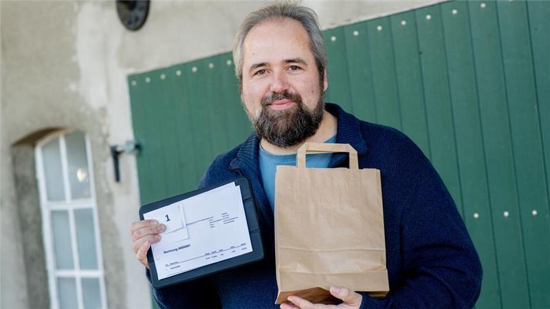 „Geiles Gefühl“ - Anbauverein gibt erstmals Cannabis aus Michael Jaskulewicz ist das erste Mitglied des Cannabis-Anbauvereins Ganderkesee, der seine legal geerntete Portion des Rauschgifts in Empfang nimmt.