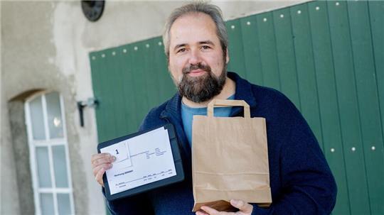 Michael Jaskulewicz ist das erste Mitglied des Cannabis-Anbauvereins Ganderkesee, der seine legal geerntete Portion des Rauschgifts in Empfang nimmt.