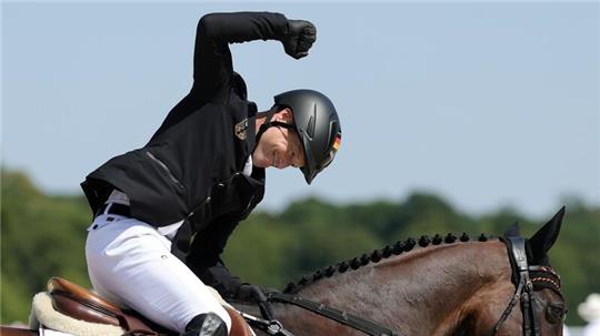 Michael Jung feiert Gold.