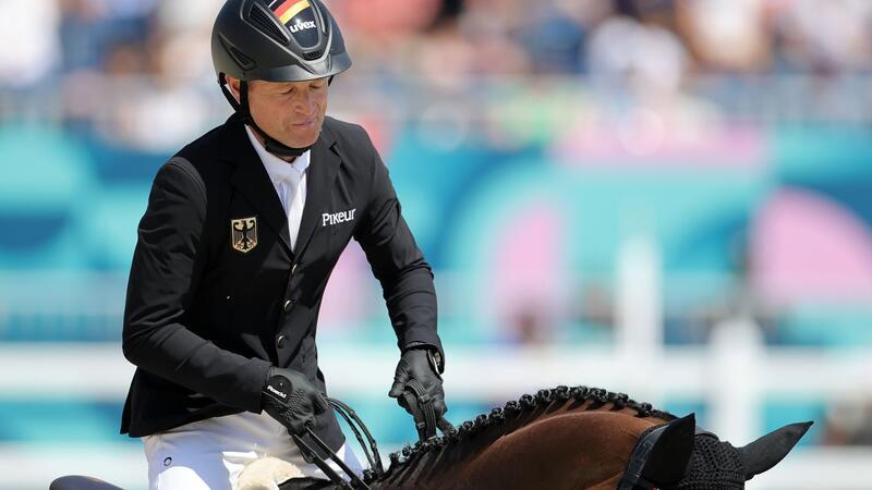 Jung weiter auf Gold-Kurs: Eine Nullrunde fehlt noch Michael Jung kassierrt mit Chipmunk in der ersten Runde vier Strafpunkte.