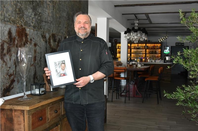 Michael Knirsch mit einem Autogramm von Profi Mike Süsser. Foto: Felsch