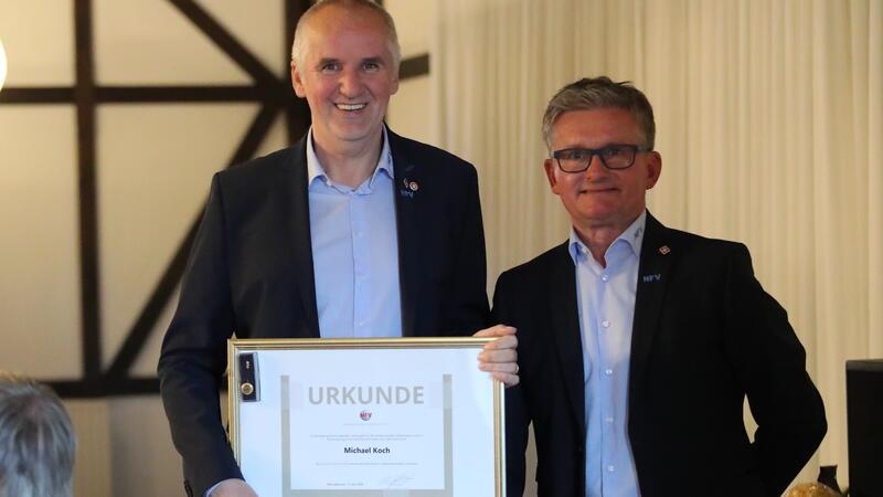 Michael Koch (links) erhält von Helmut Willuhn die höchste Auszeichnung im NFV.