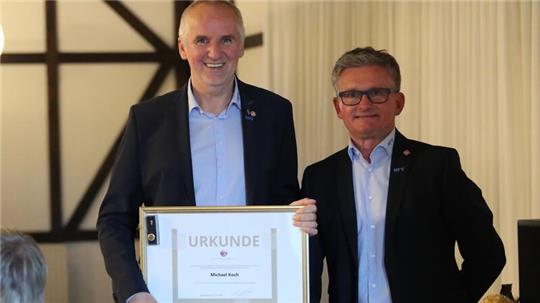 Michael Koch (links) erhält von Helmut Willuhn die höchste Auszeichnung im NFV.