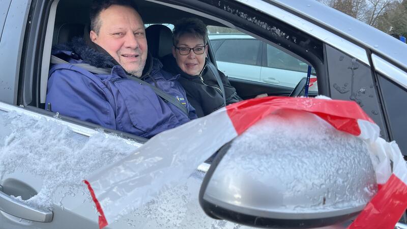 Polizei und Rettungsdienst: So lief der Protesttag der Landwirte im Kreis Stade Michael Koch und seine Frau Yvonne unterstützten den Konvoi aus Harsfeld privat.