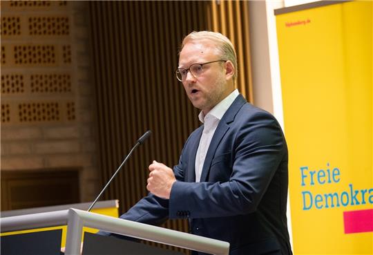 Michael Kruse (FDP), Landesvorsitzender der FDP in Hamburg, spricht auf dem Landesparteitag der FDP Hamburg. Foto: Jonas Walzberg/dpa