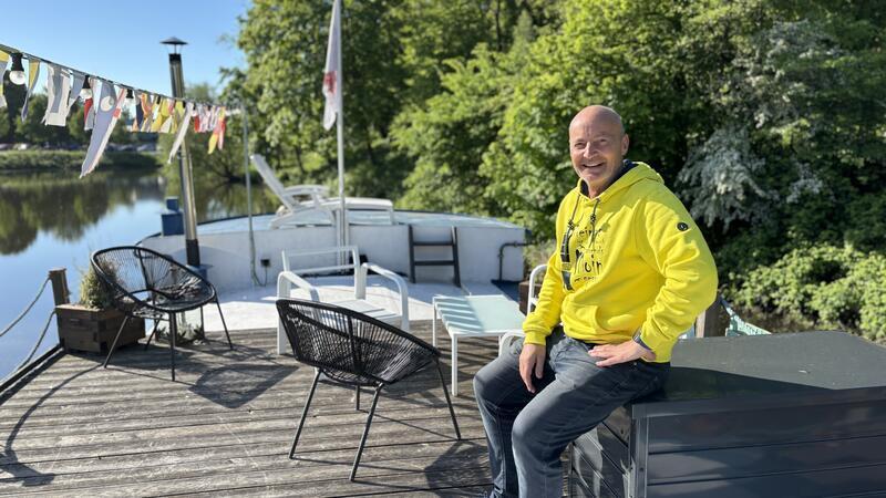 Michael Lilienkamp hat sich 2018 ein Hausboot im Stader Holzhafen gekauft.