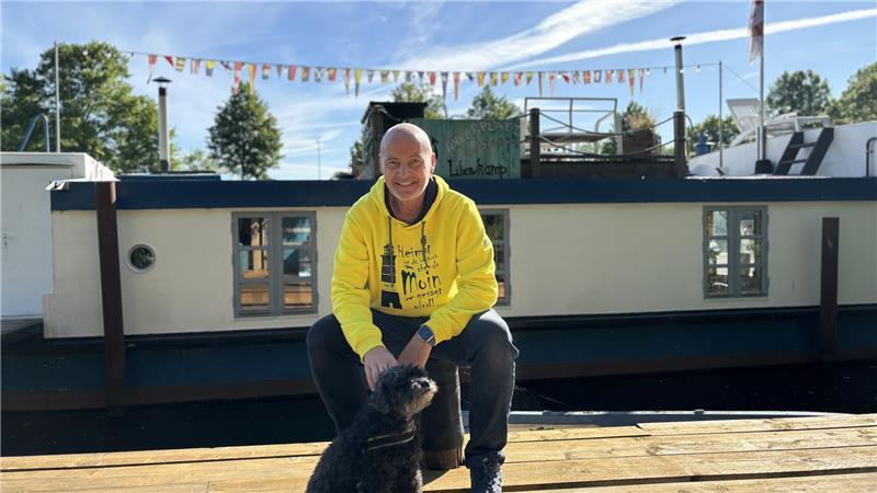 Michael Lilienkamp hat viel Zeit in die Renovierung das Hausboots gesteckt.