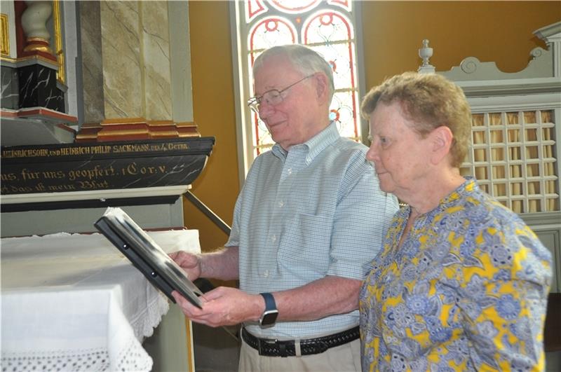 Michael Mahler und seine Frau Mary Ellen betrachten die Fotos vom alten Großenwörden. Foto: Felsch