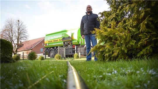 Michael Manthey ärgert sich, dass es noch keinen Preisdeckel für Heizöl gibt. Foto: Mark Schröder