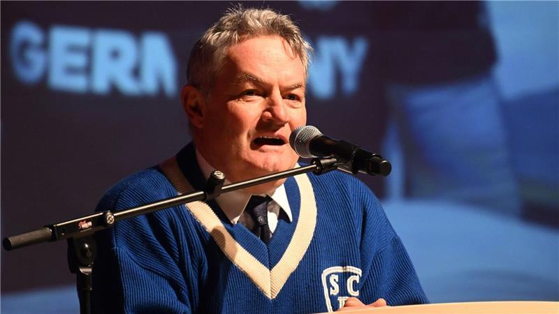 Michael Maurer, Präsident des Skiclubs Partenkirchen, würdigt Laura Dahlmeier.  