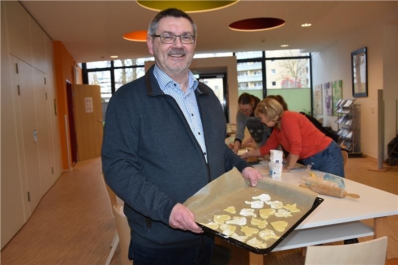 Michael Müller hilft beim Plätzchen backen. Foto Felsch
