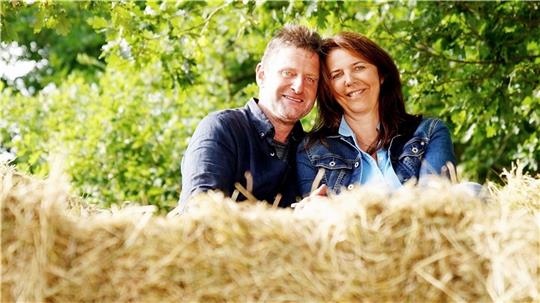 Michael N. (52) aus der Samtgemeinde Oldendorf-Himmelpforten und Mandy (54) während ihrer gemeinsamen Hofwoche. Foto: RTL / Gregorowius