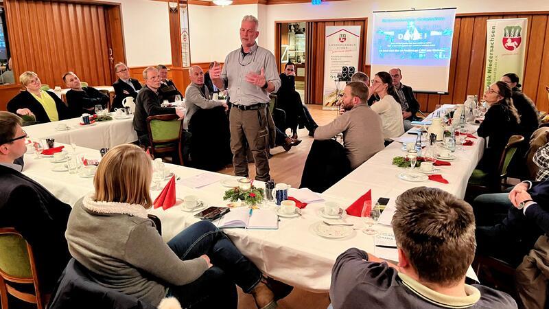 Wie der Wolf die Landwirtschaft verändert: Experten sprechen Klartext Michael Ohlhoff beantwortet die Fragen der Landwirte bei der Jahresabschlusstagung des Stader Landvolks.