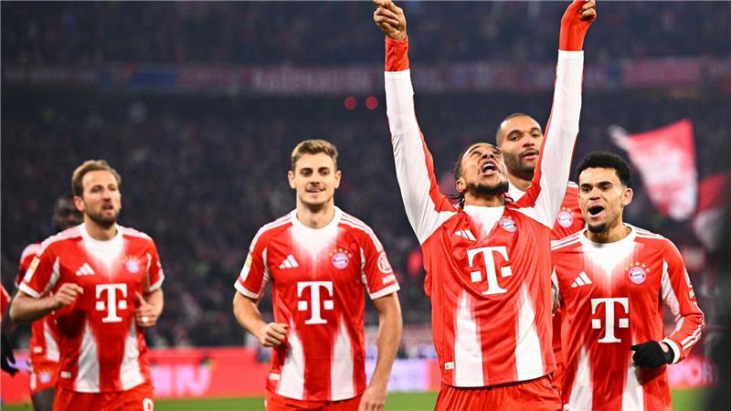 Michael Olise (3.v.r.) jubelt über sein Tor zum 3:1.