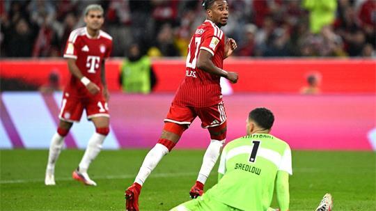 Michael Olise glänzt gegen den VfB Stuttgart.