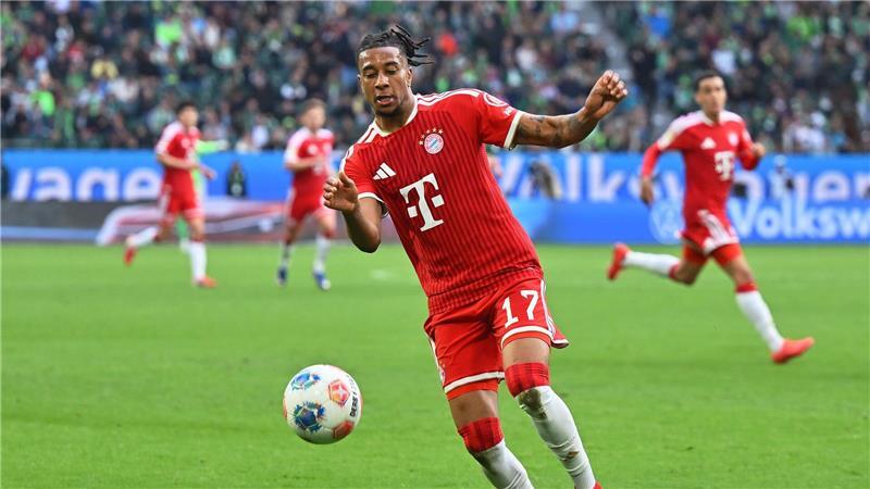 Michael Olise holte einen Strafstoß für die Bayern raus.