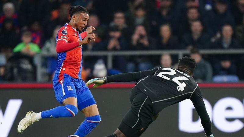 FCB unmittelbar vor Olise-Transfer - Kontakt zu Calhanoglu Michael Olise (l) soll vor einem Wechsel von Crystal Palace zum FC Bayern stehen.