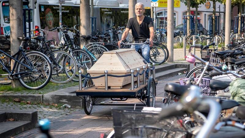 Michael Olsen fährt mit seinem Bestattungsfahrrad durch die Stadt. Ein Oldenburger Künstler hat ein Sargfahrrad gebaut. Er will so den Tod in den Alltag zurückbringen.