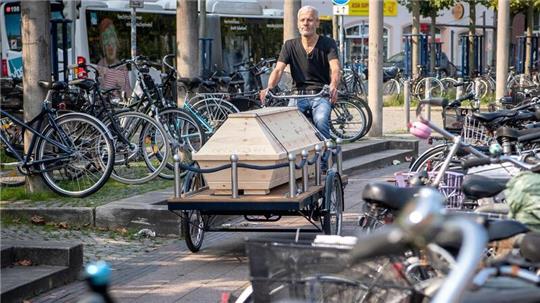 Michael Olsen fährt mit seinem Bestattungsfahrrad durch die Stadt. Ein Oldenburger Künstler hat ein Sargfahrrad gebaut. Er will so den Tod in den Alltag zurückbringen.