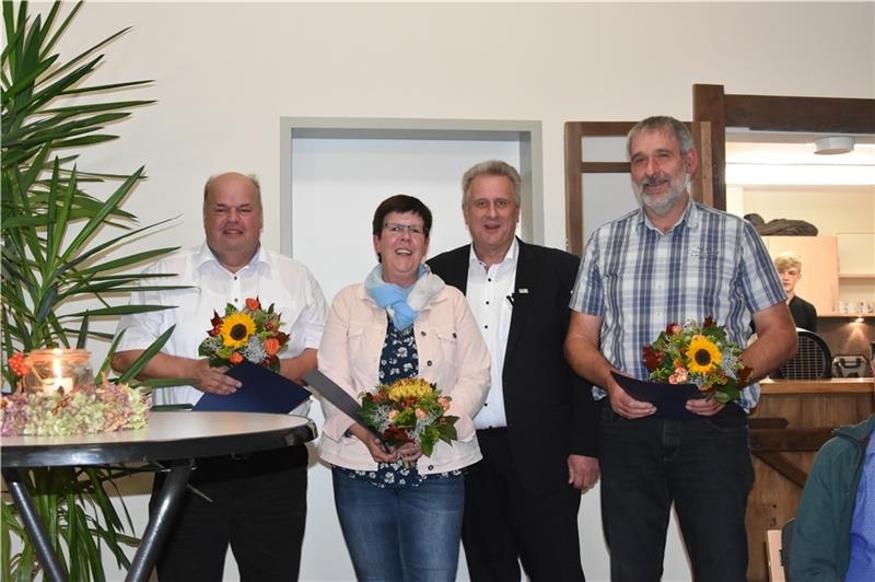 Im neuen Tafelhaus Wohlerst wird erstmals getafelt Michael Ospalski (Zweiter von rechts) ehrte Johann Höft für 15 Jahre, Elke Wiebusch und Rüdiger Piefel (von links) für je 20 Jahre Ratsmitgliedschaft .