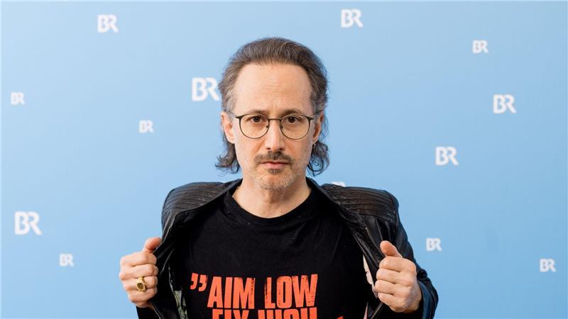 Michael Ostrowski wird durch die neun Live-Shows führen. (Archivbild)