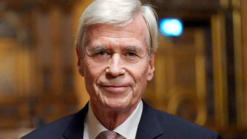 Michael Otto, Unternehmer und Ehrenbürger von Hamburg, steht vor der feierlichen Verabschiedung für den ehemaligen Schulsenator Rabe im Großen Festsaal im Rathaus Hamburg.