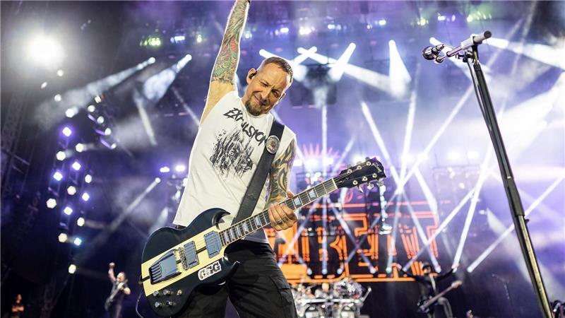 Michael Poulsen, Sänger und Gitarrist der dänischen Metal-Band Volbeat, steht mit seiner Band auf der Bühne beim Open-Air-Festival Rock im Park.