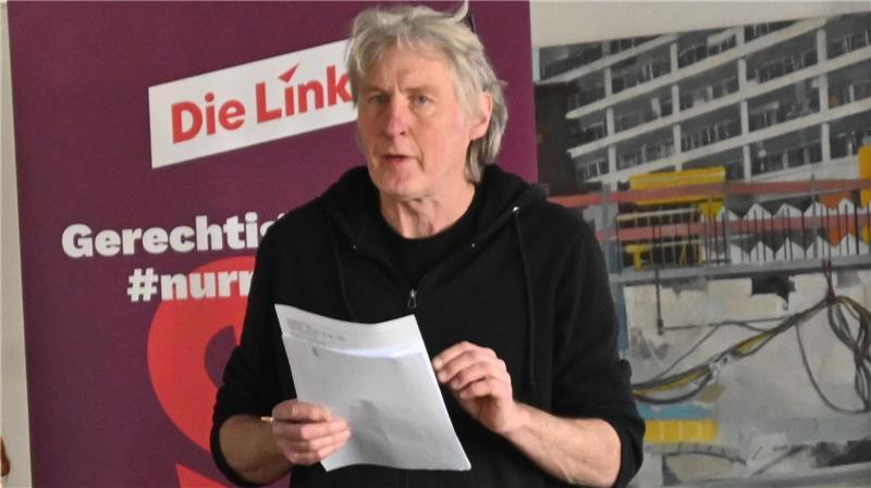 Mitglieder-Rekord: Das hat die Linke im Kreis Stade jetzt vor Michael Quelle aus Stade leitet die Versammlung im Kulturforum am Hafen in Buxtehude.
