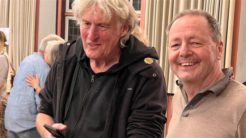 Bunter Stader Rat: Das sagen die Parteien zur Kommunalwahl Michael Quelle (links) und Tristan Jorde freuen sich über das gute Abschneiden der Linken bei der Wahl in Stade.