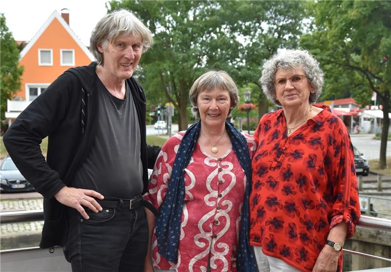 Michael Quelle und Uta Kretzler vom Rosa-Luxemburg-Club mit Katharina Saemann, die vom Schicksal ihrer Eltern erzählte. Foto Sophia Ahrens