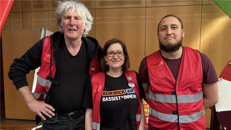 Erstwählerforum im Stadeum: So wollen Parteien Jugendliche erreichen Michael Quelle (von links), Elisabeth Schüttlöffel und Omid Vaziri Sani informierten über die Politik der Partei Die Linke.