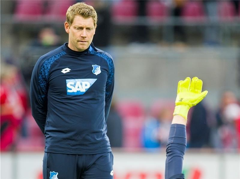 Michael Rechner (stehend) trainiert bei der TSG 1899 Hoffenheim das Torhüter-Team um die Nummer 1, Oliver Baumann. Foto APF