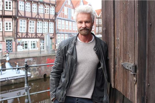 Michael Reh nach der Veröffentlichung seines ersten Kriminalromans in Stade. Archivfoto: Frank