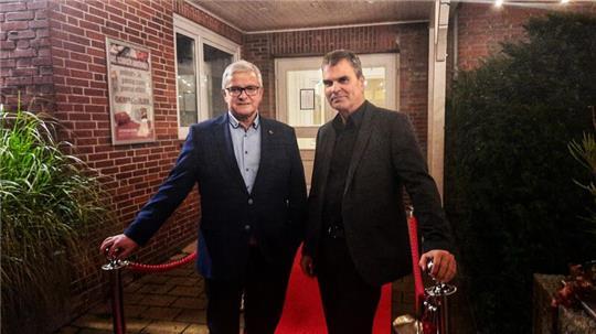 Michael Roesberg als Vorsitzender des Landschaftsverbands und Filmemacher Rainer Ludwigs freuen sich über eine gelungene Premiere des Films „Menschen zwischen Elbe und Weser“.