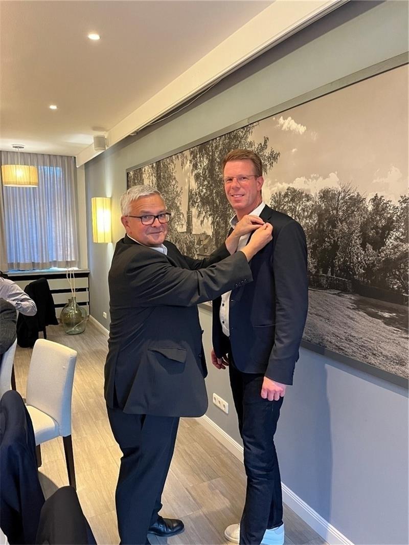 Roesberg gibt Vorsitz der Harsefelder Lions ab Michael Roesberg (links) heftet Björn Schmahl die Präsidentennadel an das Revers. Foto: Rolf Tibken