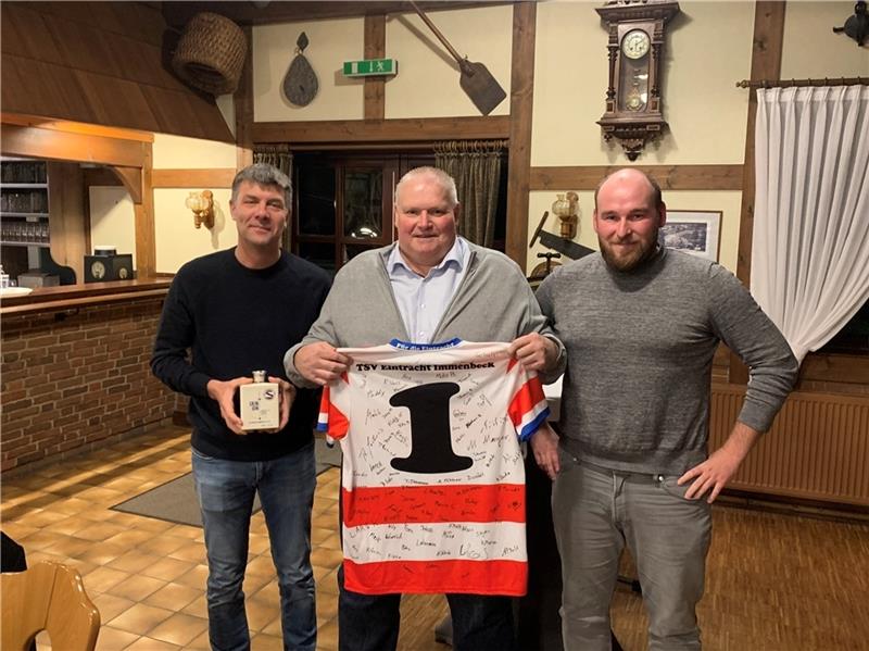 Michael Rump (links) und Sven Wulff (rechts) aus der Immenbecker Fußball-Abteilung verabschieden Jörg Giesecke. Foto: Verein