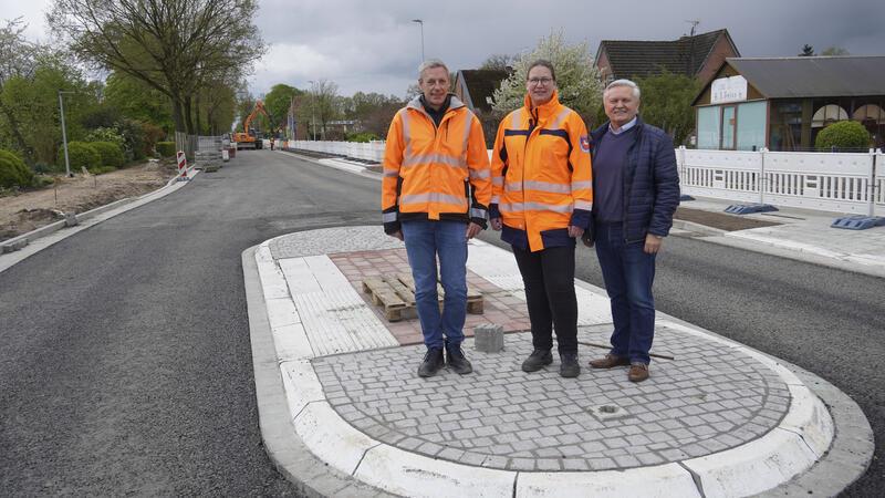 Michael Schöne, Johanna Stelling und Elms Ortsbürgermeister Erich Gajdzik auf einer der neuen Verkehrsinseln in der Ortsdurchfahrt Elm.