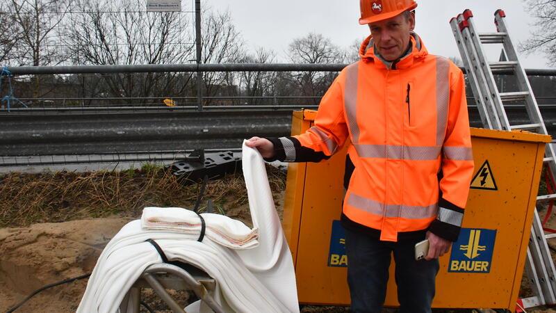Großprojekt: Für die neue B73-Brücke werden 7000 Sandsäulen im Boden versenkt Michael Schöne ist als Bauleiter der Niedersächsischen Landesbehörde für Straßenbau und Verkehr Stade zuständig für den Neubau der B-73-Brücke.
