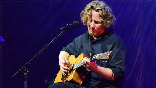 Michael Schulte präsentiert im Stadeum alte Songs in neuem Gewand.