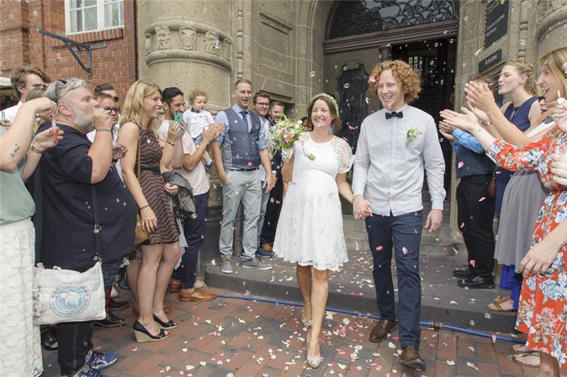Michael Schulte und seine Frau Katharina bei ihrer Hochzeit in Buxtehude. Nun sind die beiden Eltern geworden. Archivfoto Jürgens