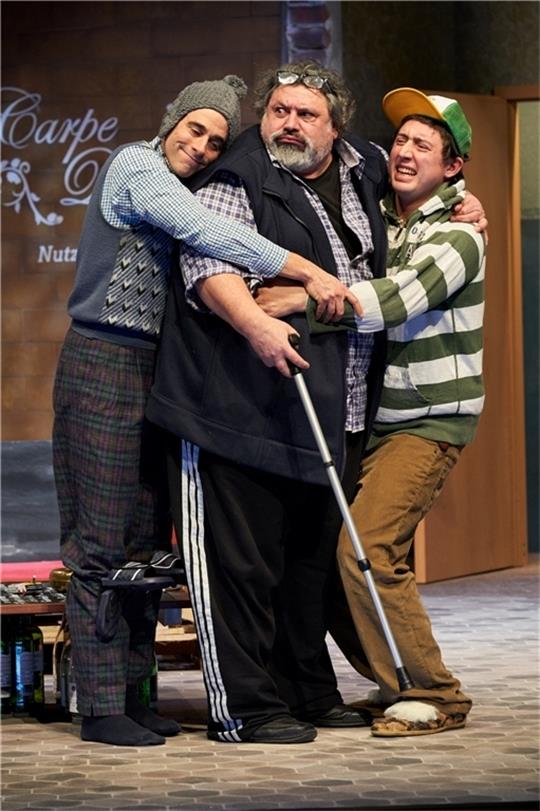 Michael Schusser in der Rolle des Rudi Scheibler, Horst Arenthold in der Rolle des Friedhelm Schröder und Anton Pleva in der Rolle des Enzo Danesi (v.l.), stehen am 20. Februar 2018 während einer Probe des Stücks „ALLENS DÜÜTSCH ODER WAT? ?
