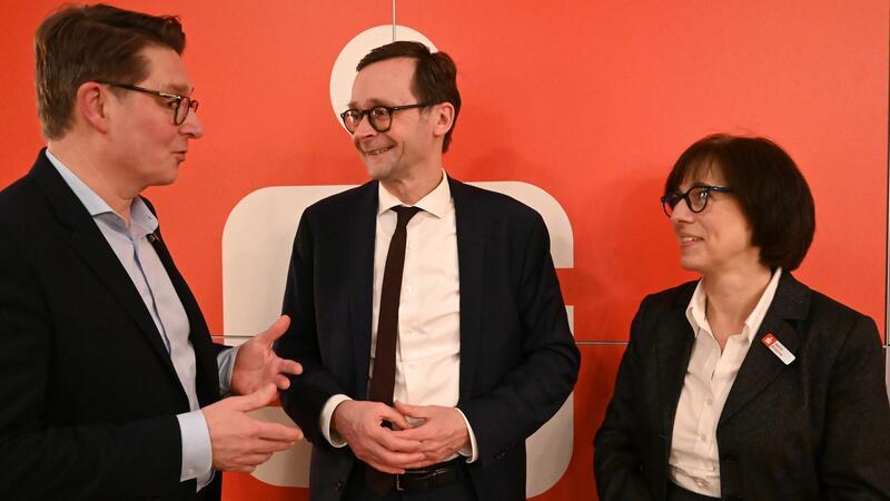 Sparen lohnt sich nicht mehr - Was der Deka-Finanzexperte zur Vermögenssicherung rät Michael Senf und Astrid Knipping vom Vorstand der Sparkasse Stade-Altes Land im Gespräch mit dem Chef-Volkswirt der Deka-Bank, Dr. Ulrich Kater (Mitte), nach dem Kapitalmarktausblick im Kirschenland in Jork.