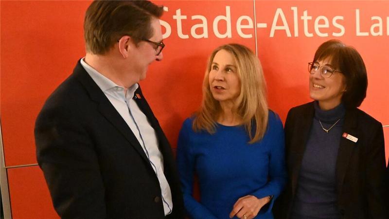 Michael Senf und Astrid Knipping vom Vorstand der Sparkasse Stade-Altes Land im Gespräch mit der Chefvolkswirtin der Helaba, Dr. Gertrud Traud (Mitte).