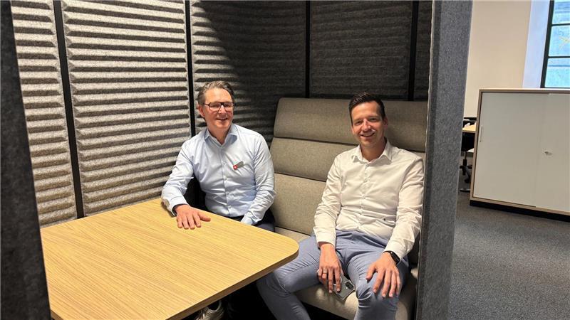 Michael Senf und Manuel Bossemeyer sind begeistert von den schallisolierenden Sitzboxen.