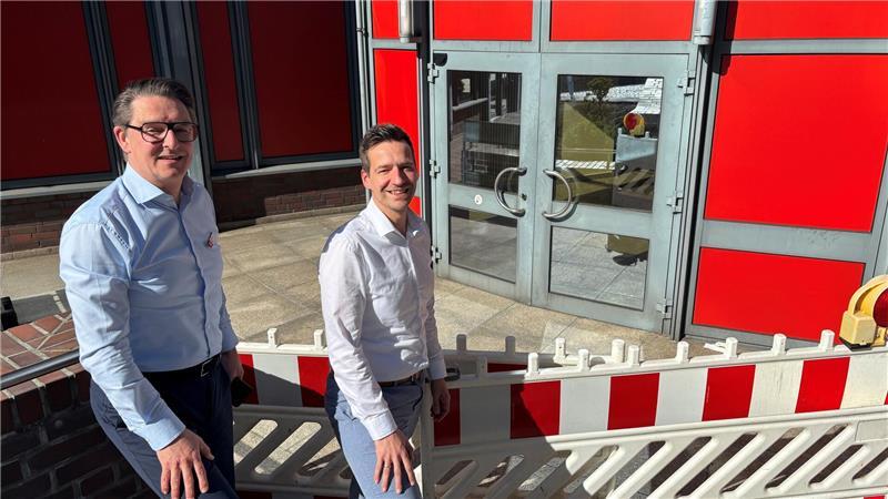 Michael Senf und Manuel Bossemeyer stehen am Nebeneingang in der Inselstraße, der den Kundinnen und Kunden ab dem 22. Mai zur Verfügung steht.
