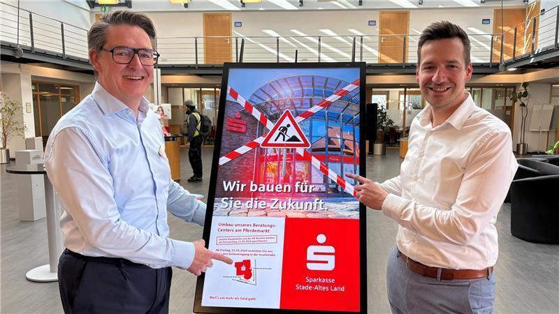Michael Senf und Manuel Bossemeyer stehen in der großen Empfangshalle der Sparkasse. Hier sieht bald alles anders aus.