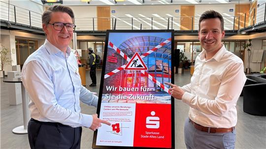 Michael Senf und Manuel Bossemeyer stehen in der großen Empfangshalle der Sparkasse. Hier sieht bald alles anders aus.