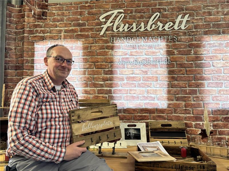 Michael Simson, Fachbereichsleiter Vertrieb bei den Schwinge Werkstätten, zeigt einige der Flussbrett-Produkte.